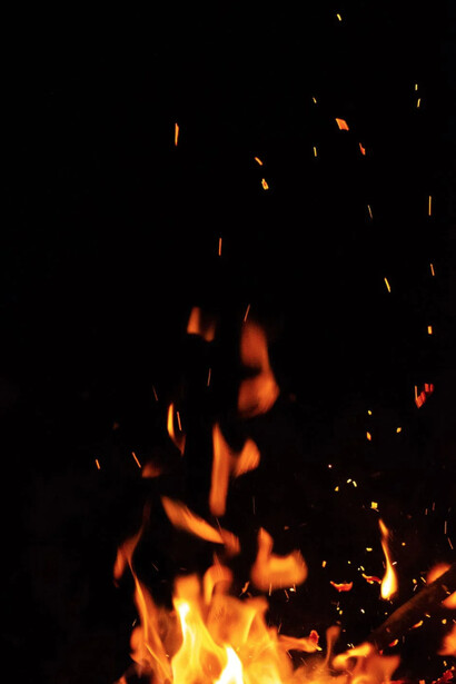 Fiamme di fuoco durante un falò si sollevano con il vento 