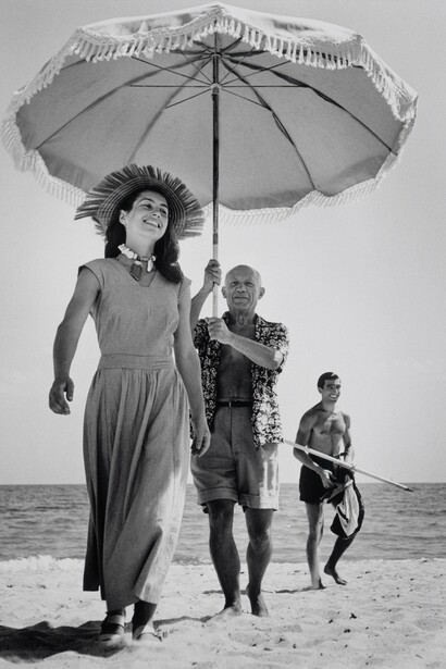 Robert Capa (1913-1954), Françoise Gilot seguita, da Pablo Picasso e da Javier Vilato, sulla spiaggia di Golfe-Juan, agosto 1948, Stampa senza data, Gelatina ai sali d’argento,
32×27 cm, Dono Eredi Picasso, 1992,inv. APPH273, © Robert Capa © International Center of Photography/Magnum Photos. © Succession Picasso by SIAE 2016


