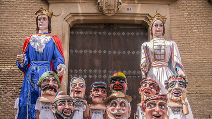 Los gigantes y cabezudos nunca faltan en las fiestas de pueblo: estos son de Pedrola, en la provincia de Zaragoza