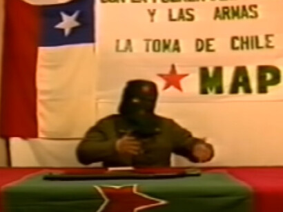 Integrante del Movimiento Juvenil Lautaro (también denominado simplemente como MAPU Lautaro) grabando un mensaje