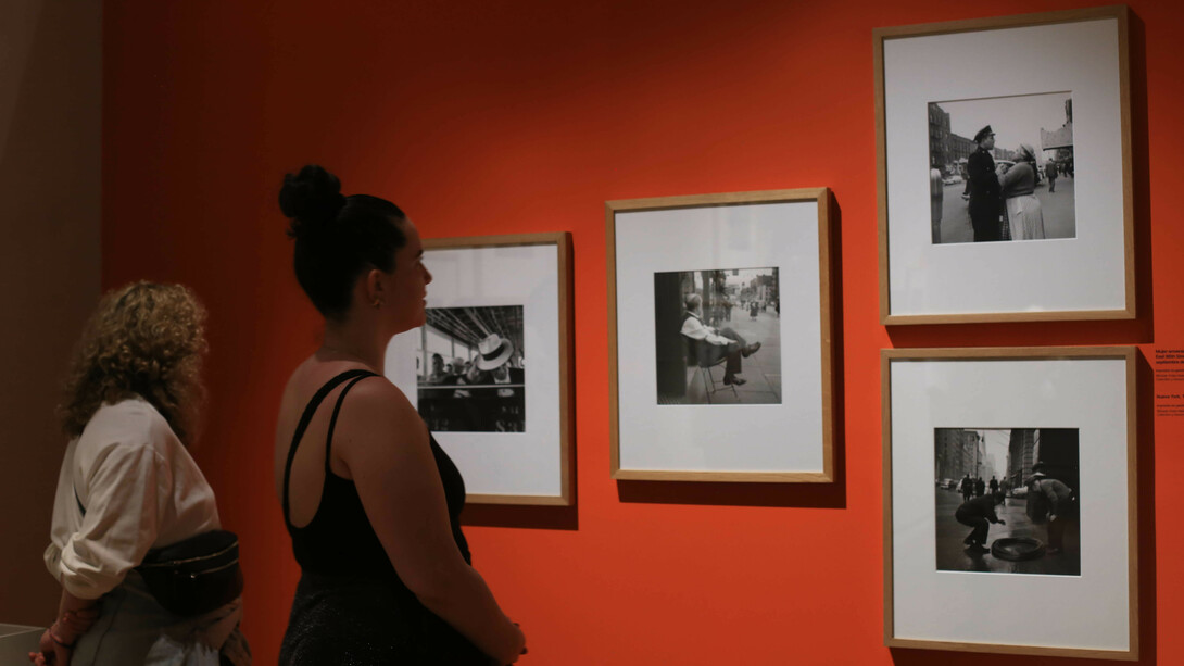 Donne intente ad osservare le foto di Vivian Maier
