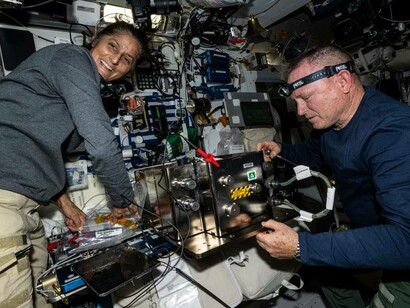 Gli astronauti Suni williams e Butch Willmore al lavoro. Credito fotografico NASA/Boeing