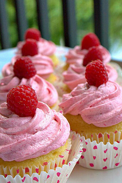 Almond Raspberry Cream Cupcakes