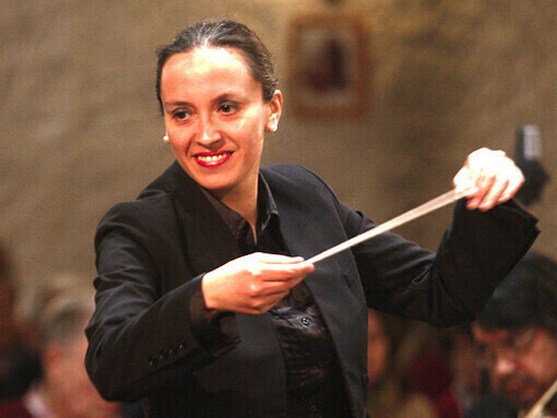 Alejandra Urrutia wurde 2016 die erste Dirigentin des Chamber Orchestra of Chile und die erste Dirigentin des Santiago Philharmonic Orchestra