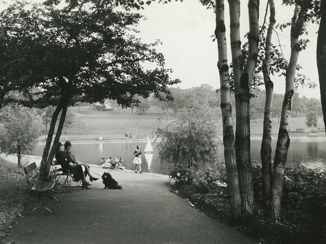 Harry Sutcliffe, Beaver Lake in Mount Royal park, Montreal, about 1939. Gift of Peter, Paul, Robert and Carolyn Sutcliffe, M2011.2.3.177 © McCord Museum