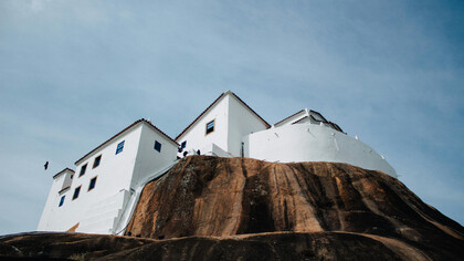 Convento da Nossa Senhora da Penha em cima de morro de 154 metros de altitude com vista para as cidades de Vitória e Vila Velha, ambas no estado do Espírito Santo, Brasil 