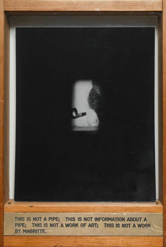 Luis Camnitzer, This is not a pipe. This is not information about a pipe. This is not a work of art. This is not a work by Magritte., 1974, Plaque de cuivre gravée, photographie contrecollée, verre et bois, 4,3 x 25,4 x 5,1 cm, Courtesy Alexander Gray Associates, New York