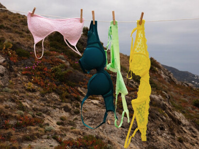 Lava menos y con cuidado: Lavar la ropa con menos frecuencia, usar agua fría y llenar completamente la lavadora puede reducir el consumo energético y evitar la liberación de microplásticos