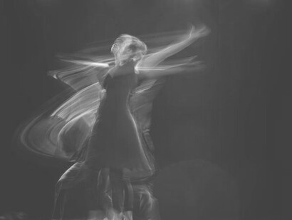 Ballerina mentre danza. Danzo davanti a te