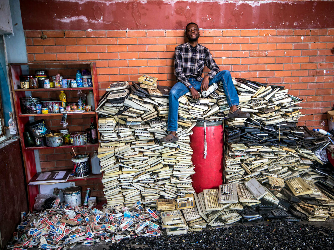 Moffat Takadiwa at his studio, copyright the artist, courtesy Tyburn Gallery, photo by Kumbulani Zamuchiya
(Moffat_portrait_04)
