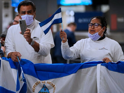 Un grupo de nicaragüenses recibe a los presos políticos excarcelados en el aeropuerto de Dulles, Washington D. C.