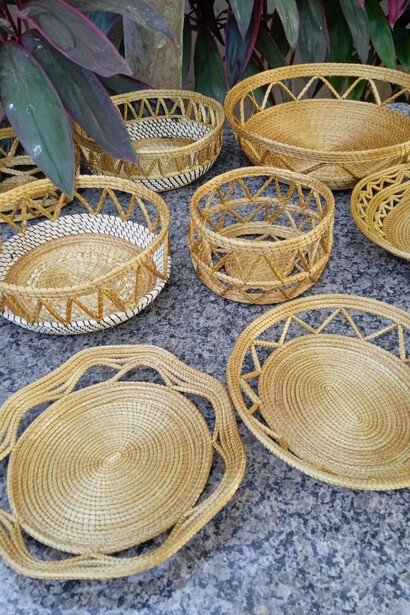 O artesanato com Capim Dourado é fonte de renda para comunidades do Jalapão. As peças exclusivas, como bijuterias e bolsas, cativam consumidores que valorizam cultura, sustentabilidade e beleza natural