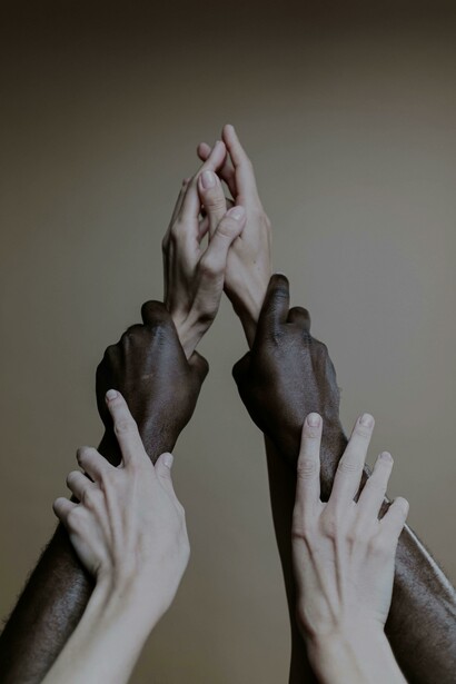 A globalização aumenta a diversidade cultural, influenciando a comunicação e a criatividade