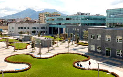 Complesso universitario di San Giovanni a Teduccio, Napoli, Italia. Fotografia di Roberto Fellicò dal volume "Passeggiando per la Federico II" 