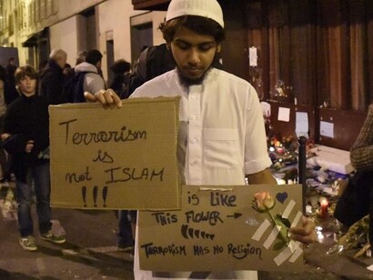 Un musulmán en parís con la leyenda «El terrorismo no es islam»