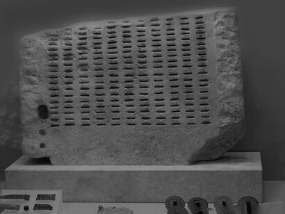 El kleroterion fue un dispositivo utilizado en las polis durante el periodo de la democracia ateniense, para seleccionar aleatoriamente a los ciudadanos que participarían en la mayoría de cargos estatales