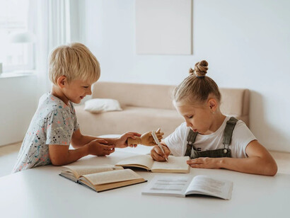 Un aspetto centrante per l’apprendimento è la curiosità: in condizioni di salute, è l’elemento naturale fin dai primi mesi e la creatività una chiave che accende la connessione per espandere le proprie potenzialità