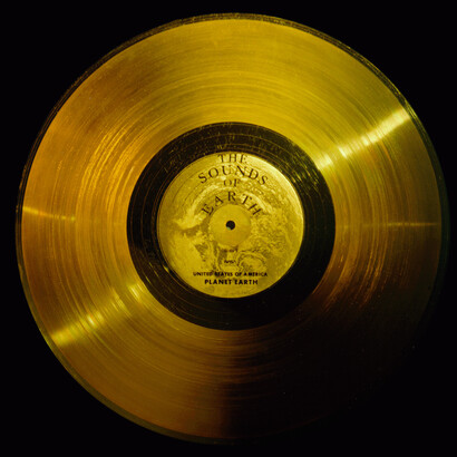The Golden Record Cover contenente suoni e immagini che potessero rappresentare la Terra
