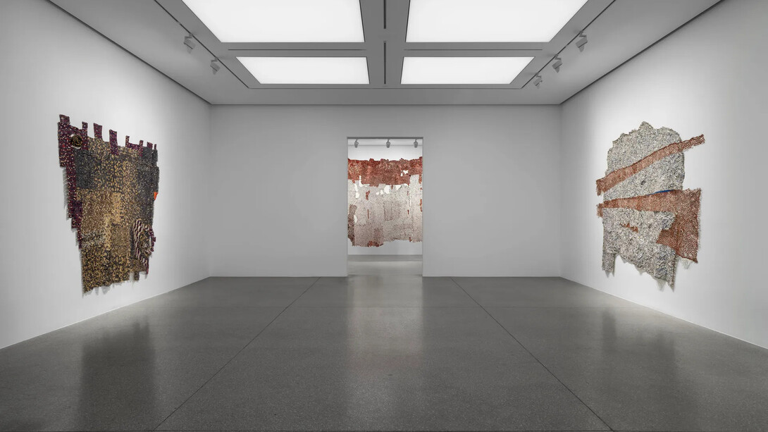 El Anatsui, LuwVor, exhibition view. Courtesy of White Cube