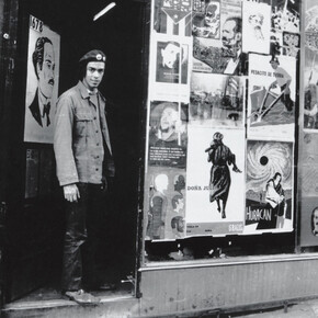 Hiram Maristany, Juan Gonzalez, minister of education of the Young Lords, at original storefront office headquarters, 1969. Cortesía del Whitney Museum