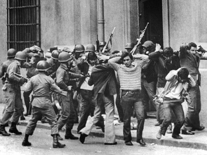 Militares chilenos realizan detenciones en 1973 en Santiago de Chile