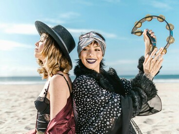 Entre instrumentos, acessórios e o cenário praiano, o visual descontraído e expressivo reforça como a moda em festivais vai além do conforto e se torna parte da própria diversão