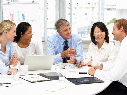 Jefe y empleados intercambian impresiones en una reunión