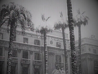 Los niños habían pintado con yeso coches y aviones en el asfalto y jugaban felices sin televisión; la nieve lo cubrió todo. La gran nevada, 23.12.1962, Barcelona, España