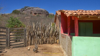 Sertão do nordeste brasileiro. As pessoas dos centros urbanos acham que entendem da seca, de agricultura, da vida cotidiana das famílias que vivem no sertão. Ledo engano