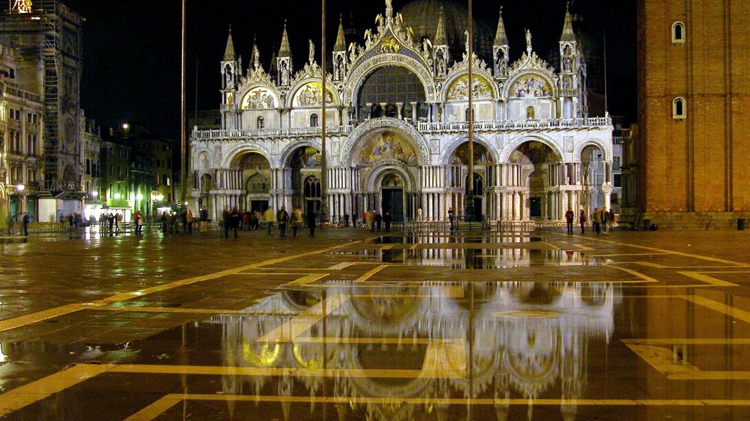 La basílica de San Marcos es el principal templo católico de la ciudad de Venecia, Italia y la obra maestra de la arquitectura bizantina en el Véneto. Fue quemada en el año 9754 y reconstruida 1063-1073.