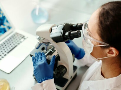 Análises microscópicas ajudam a investigar o papel da laminina na regeneração do sistema nervoso. A compreensão do microambiente celular tornou-se peça central nas novas abordagens terapêuticas