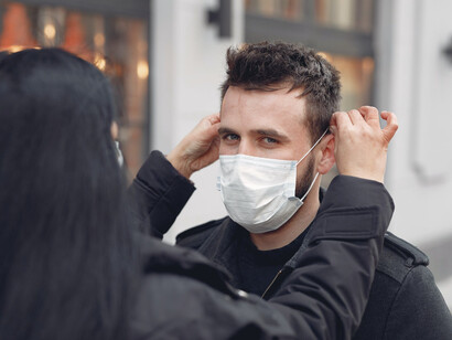 Ragazzo indossa la mascherina per strada durante la pandemia