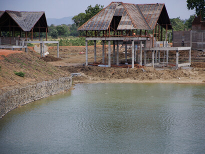Main lake and chalets under construction © Gehan de Silva Wijeyeratne