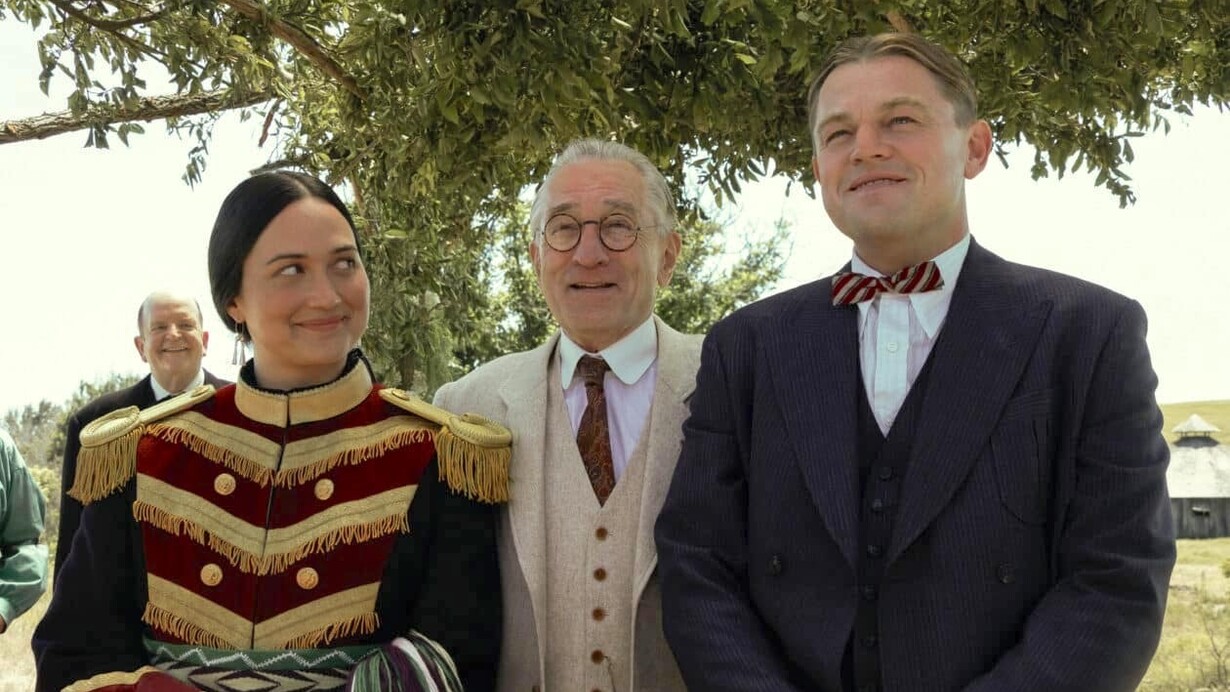 Leonardo di Caprio, Robert De Niro e Lily Gladstone em cena do filme