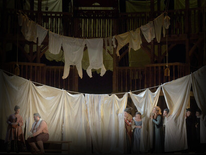 Una scena del Falstaff di Verdi, che ha inaugurato la stagione del Teatro La Fenice, Venezia. Photo. Michele Crosera