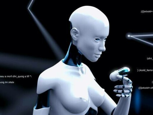 Figura robotica dalle sembianze femminili in flusso di codice digitale, che evoca un futuro in cui l'intelligenza artificiale e la biotecnologia si fondono