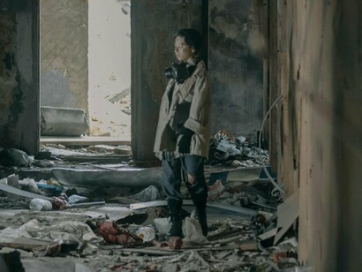 Mulher entre escombros em um cenário de futuro distópico. É verdade que existem riscos concretos e documentados. Há advogados fabricando precedentes legais, juízes delegando sentenças a sistemas automatizados e pessoas confiando mais em vídeos curtos do TikTok do que em diagnósticos médicos sérios. Esses exemplos são preocupantes e merecem nossa atenção. No entanto, será que a resposta está em declarar uma guerra contra a tecnologia, como novos luditas do século 21, empunhando livros como armas contra as inovações?
