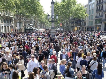 La Rambla de Barcelona se llena de gente durante la celebración de Sant Jordi