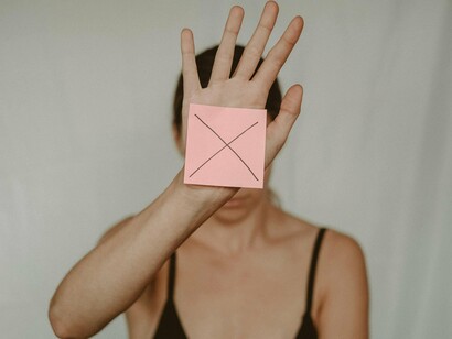 Embora o controle de conteúdos online muitas vezes seja justificado com base na segurança, os riscos associados à censura excessiva são profundos e preocupantes, especialmente quando se observa a linha tênue que separa a regulação necessária da violação das liberdades fundamentais