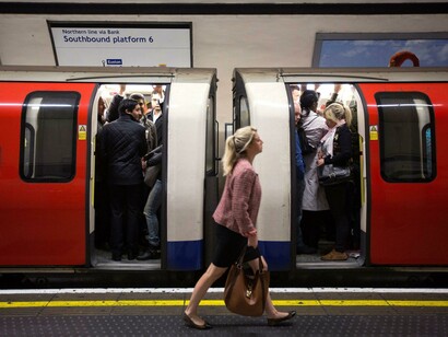 Londres. Una pasajera camina por el andén junto al metro