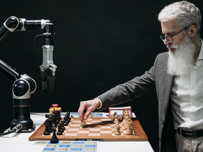 Uomo vs macchina. La questione dell’utilizzo dell’Intelligenza Artificiale è ovviamente complessa, è necessaria un’ampia discussione pubblica, che ne consideri tutti gli aspetti, pratici, non trascurando quelli etici e filosofici 