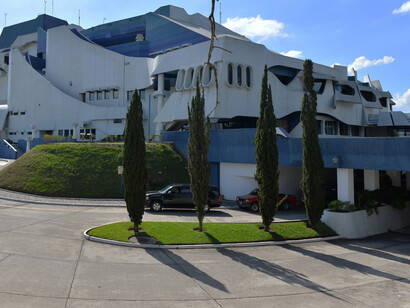 El Nobel guatemalteco cuenta con numerosos reconocimientos en Guatemala y toda Latinoamérica en forma de estatuas, bustos, plazas e incluso da nombre a uno de los complejos arquitectónicos de la capital: el Centro Cultural Miguel Ángel Asturias