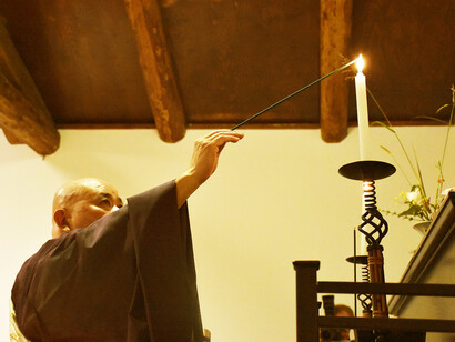 Il maestro Tetsujyo Deguchi nel tempio OraZen