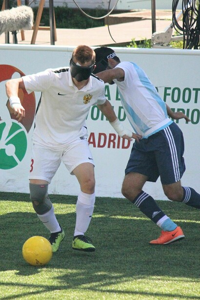 Hay un paso más, de avance, en esto de explorar nuevos caminos del deporte. Es el futbol a ciegas. Efectivamente: practicado por personas que no ven