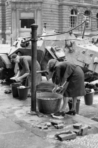 Mujeres alemanas lavando su ropa en un hidrante en una calle de Berlín, 1945