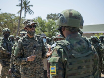 Militares moçambicanos. Estas eleições foram as mais caras de todos os tempos, mas os resultados são tão negativos e obscuros que até assustam o diabo, caso para dizer era preferível levar o dinheiro investido equipar os hospitais que clamam por equipamentos e medicamentos, construir escolas e estradas do que gastar por algo que não traduz nenhuma verdade, senão fachada de democracia do caos. Viu-se pessoas que ocupam cargos do topo na função pública a inclinarem-se para ajudar o sistema a carimbar o passaporte da vergonha a custo da fraude eleitoral
