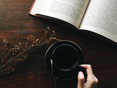 Desfrutar de um café enquanto lê um livro

