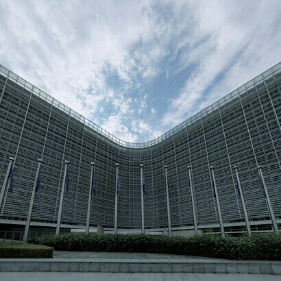 L’Union européenne (UE) est l’association volontaire d’États européens, dans les domaines économique et politique, afin d’assurer le maintien de la paix en Europe et de favoriser le progrès économique et social