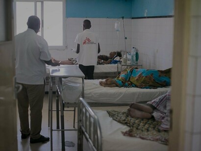 Os hospitais carecem de medicamentos e médicos para atender