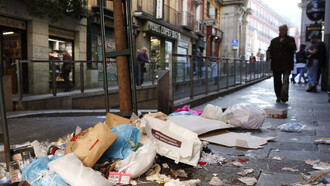 Basura en uno de los accesos a la Plaza Mayor de Madrid
